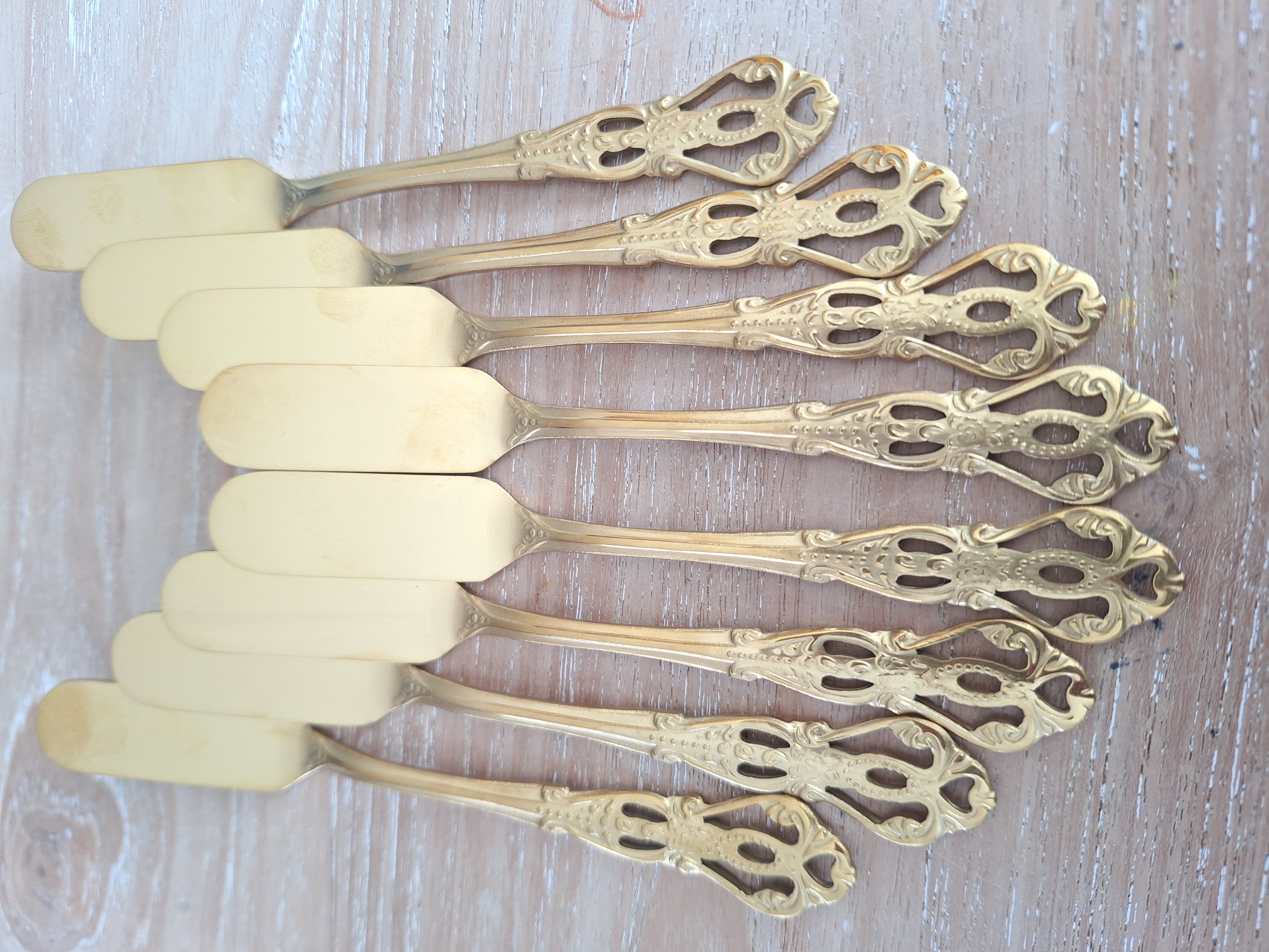 Te huur: Bestek: Boter mesjes (8)  'Barok' goud