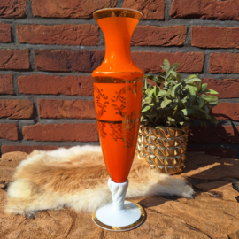 Vintage Empoli glazen vaas knaloranje met goud decoratie en op witte voet, H 28 cm