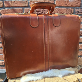 Vintage lederen werk-koffer met prachtig stikwerk én sleutel