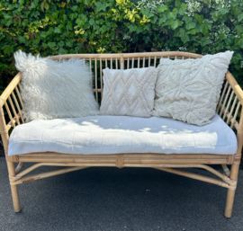 Te huur:  Bankje rotan nr. 2; perfect voor de huwelijks-ceremonie