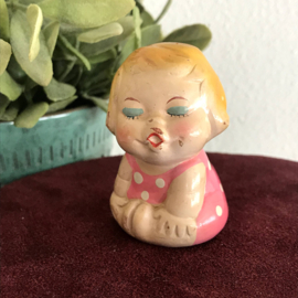 Vintage  puntenslijper 'Baby meisje met getuite lippen' nr. 3 van Lark of Giraffe