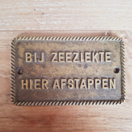 Vintage koperen tekstplaatje; 'Bij zeeziekte hier afstappen'