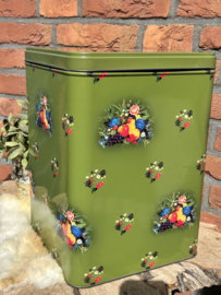 Vintage groot blik  donkergroen met fruit en bloemen decor