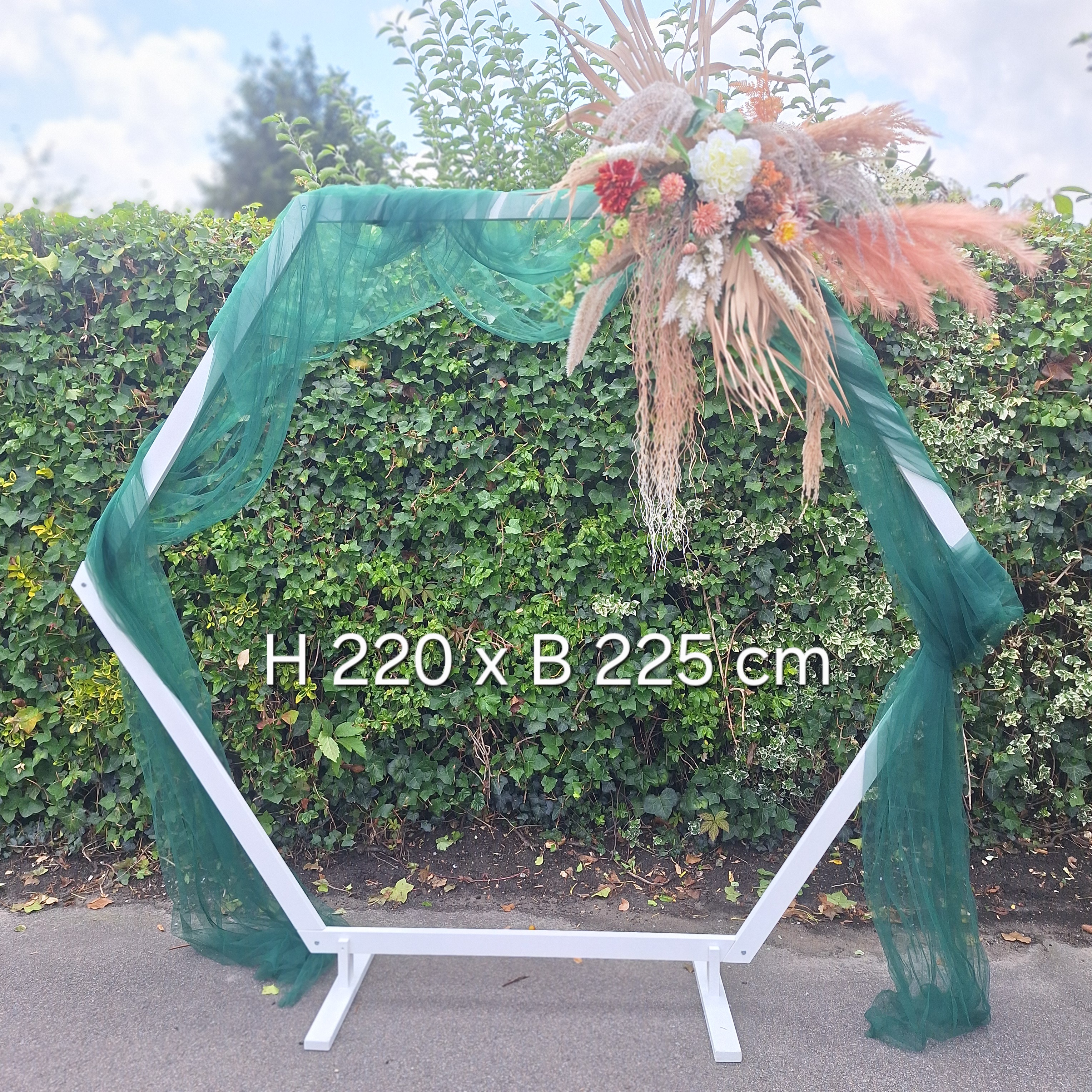 Te huur: Backdrop/ trouwboog  'Hexagon' hout wit 'smal'