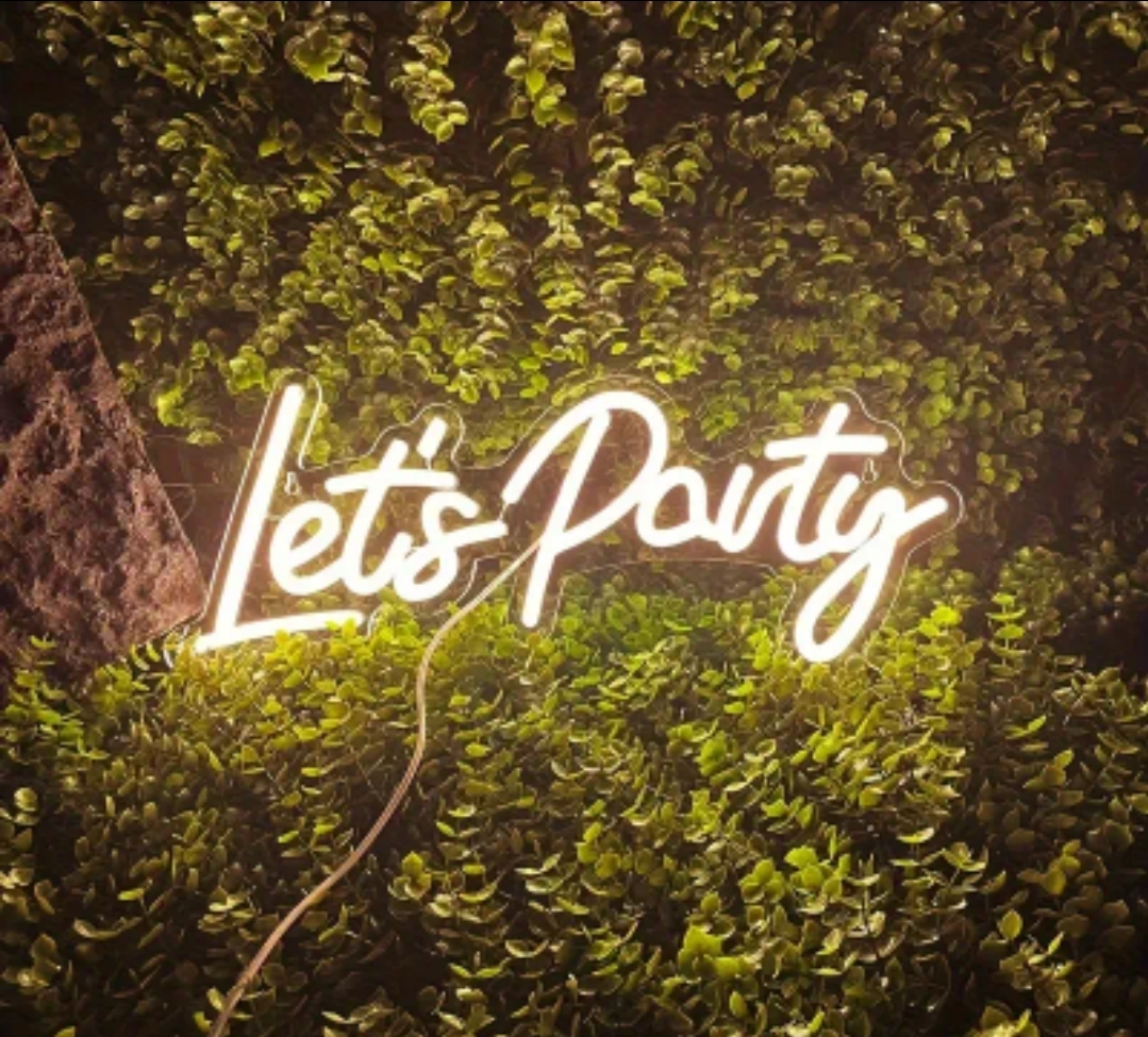 Te huur:  Neon lichtletters: 'Let's Party'