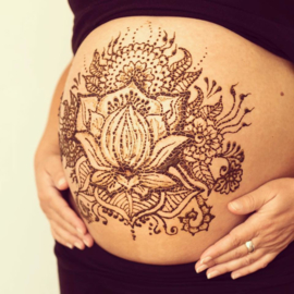 Henna  belly painting, zwangere buik Henna "tattoo"