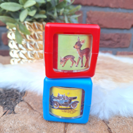 Vintage speelgoed: 2x blokje met draaibaar plaatjes carrousel erin