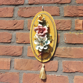 Vintage  fluwelen wandhanger met 'Capodimonte 'porseleinen rozen nr. 2