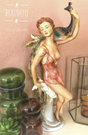 "Vintage" porseleinen beeld; dame met pauw op de schouder