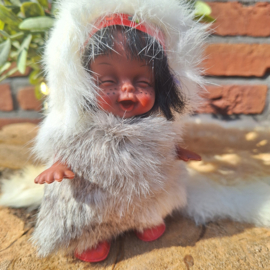 Vintage popje 'Eskimo' met jas van écht bont