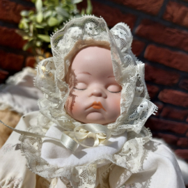 Vintage porseleinen slapende babypop in doopjurk met muziekdoos slaapliedje