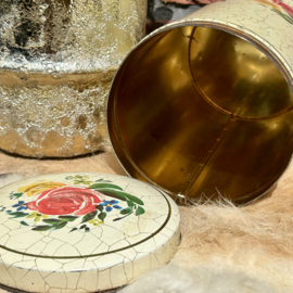 Vintage beschuit blik met bloemen op craquelé achtergrond, Verkade