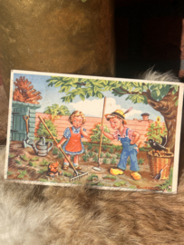 Vintage ansichtkaart uit de jaren '60; 2 kindertjes vinden een mol