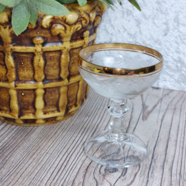 Vintage likeur glas gouden rand en geslepen rozen