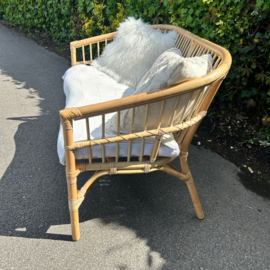Te huur:  Bankje rotan nr. 2; perfect voor de huwelijks-ceremonie