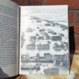 Vintage boek 'De Ramp' inzake de Watersnoodramp in 1953