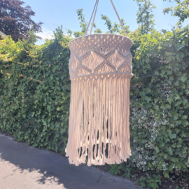 Te huur:  Macramé lamp 'slierten'