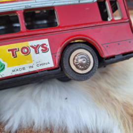 Vintage blikken Engelse 'friction' dubbeldekker bus, 1960