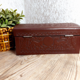 Vintage houten kistje met dik leder overspannen en ingeperste print