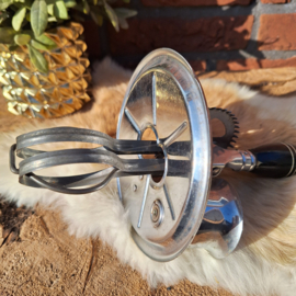 Antieke mixer/ klutser: A&J, made in USA, patent 1923