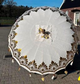 Te huur:  Balinese 'Ibiza' parasol creme/ goud/ hout