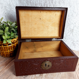 Vintage houten kistje met dik leder overspannen en ingeperste print
