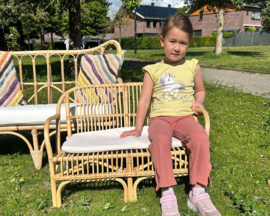 Te huur:  Bankje rotan mini ( kids) perfect voor naast de ouders tijdens huwelijks-ceremonie