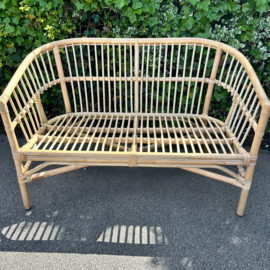 Te huur:  Bankje rotan nr. 2; perfect voor de huwelijks-ceremonie