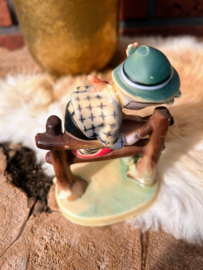Vintage plastic figuurtje 'Hummel' achtig 'Jongetje op hek'
