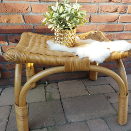 Vintage bamboe/ rotan/ rieten kruk c.q. plantentafel/ bijzettafel/ voetenbankje