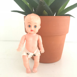 Vintage popje  "luier"met opslaande ogen en bewegende armen en benen, 15,5 cm