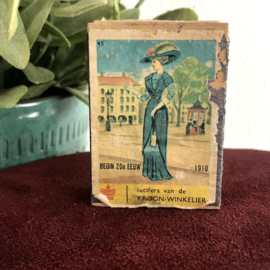 Vintage lucifer doosje "de Kroon Winkelier", afbeelding dame in kleding 1910