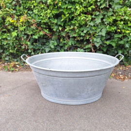 Te huur:  Grote vintage zinken teil