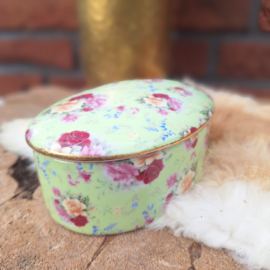 Vintage porseleinen trinket/ juwelendoosje; lichtgroen met rozendecor