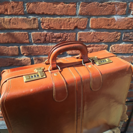 Vintage lederen werk-koffer met prachtig stikwerk én sleutel
