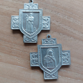 2 Vintage religieuze medailles van Sint-Benedictus in aluminium