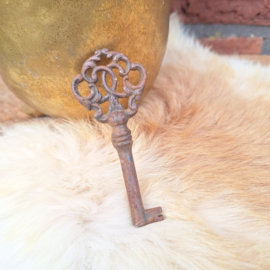 Vintage kastsleutel 'rusty' bewerkt/ gekruld