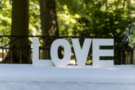 Te huur:   Letters "LOVE" in hout, 20 cm hoog