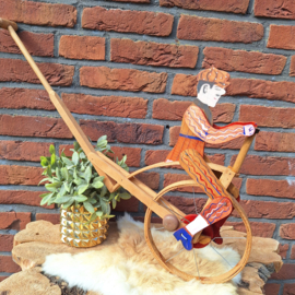 Antiek houten duwspeelgoed 'Man op een Velocipede fiets'