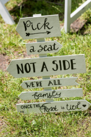 Te huur:  Bord "Take a seat, not a side, we're all family once the knot is tied" ♥ Nr. 8