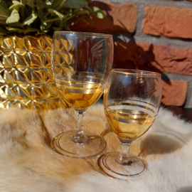 Vintage glaasje(kleinste) op voet met gouden randjes