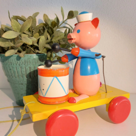 Vintage houten Sovjet "pull toy", Varken speelt op trommel