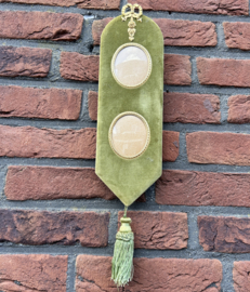 Antieke groene fluwelen wandhanger voor 2 foto's met kwast