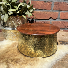 Vintage blikken container goudreliëf &  houtdecor