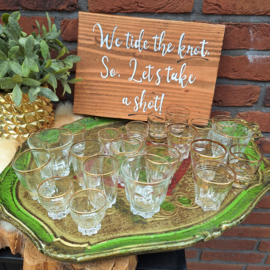 Te huur:   set shotglaaasjes op dienblad ' we tide the knot'