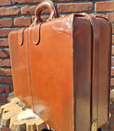 Vintage lederen werk-koffer met prachtig stikwerk én sleutel