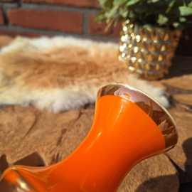 Vintage Empoli glazen vaas knaloranje met goud decoratie en op witte voet, H 28 cm