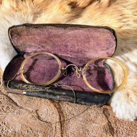 Antiek 'Pince nez' bril met 1 'oortje' aan dun kettinkje