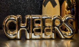 Te huur:   Letters "Cheers" in kunststof goud