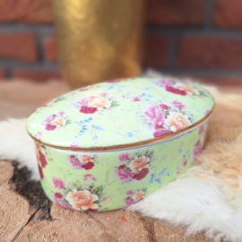 Vintage porseleinen trinket/ juwelendoosje; lichtgroen met rozendecor